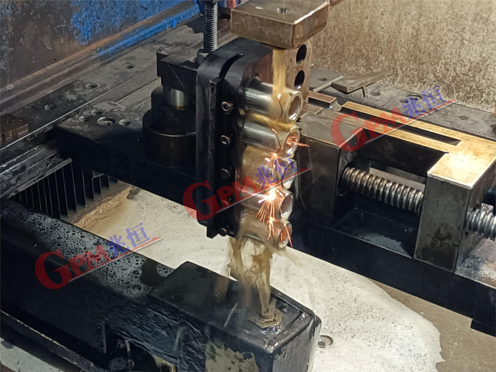 机械加工实景照片 17：中走丝